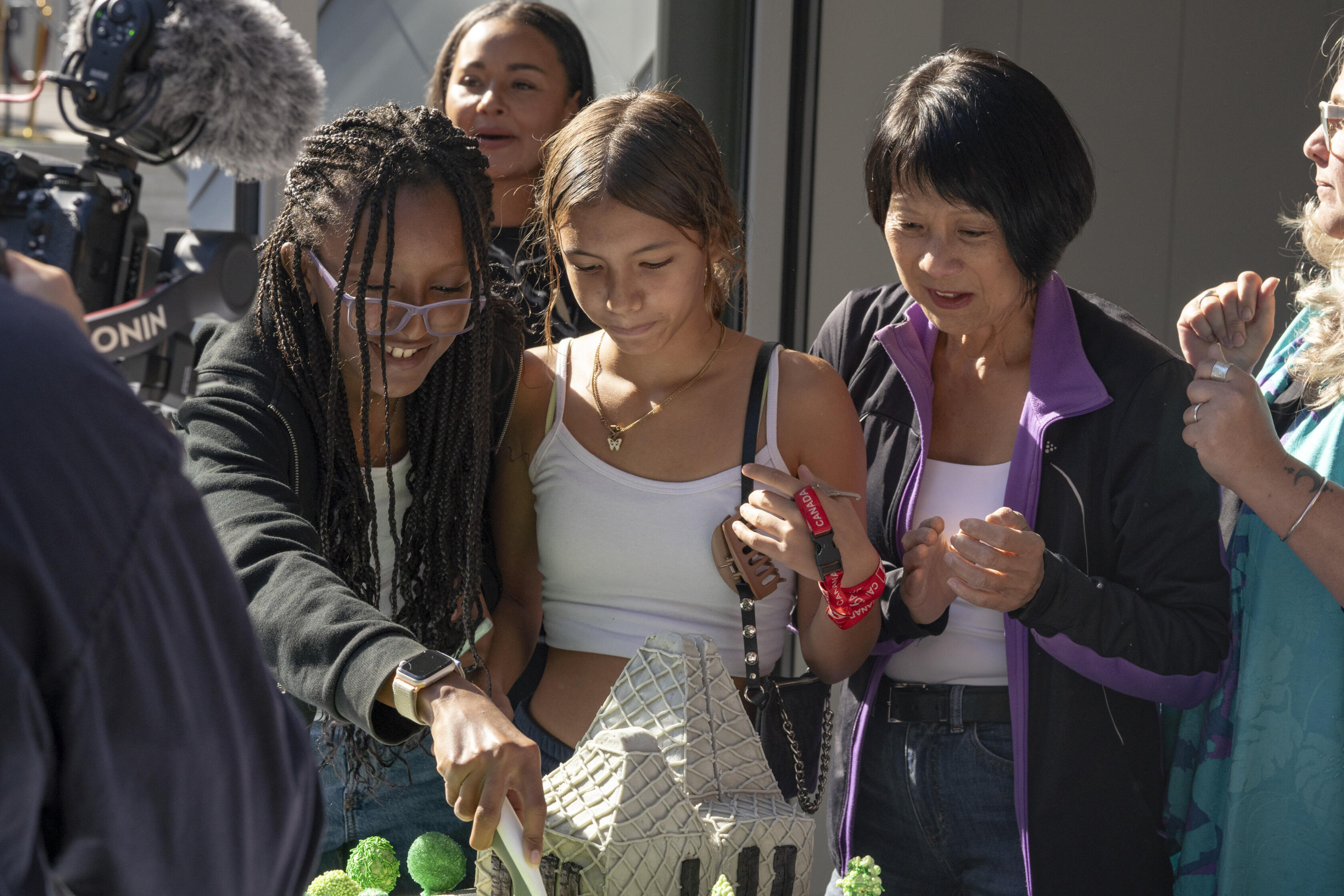 Mayor Olivia Chow cutting the inaugural building cake with Mabelle Avenue residents Moriah Teklemichael and Zaray Marulanda-Ocampo. Photo: Katrin Faridani